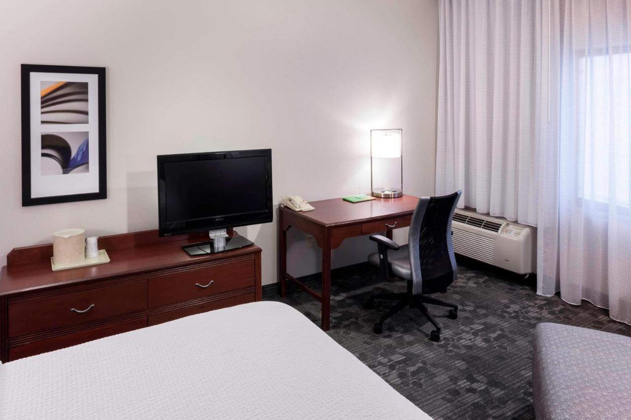Courtyard By Marriott Wichita East Exterior foto