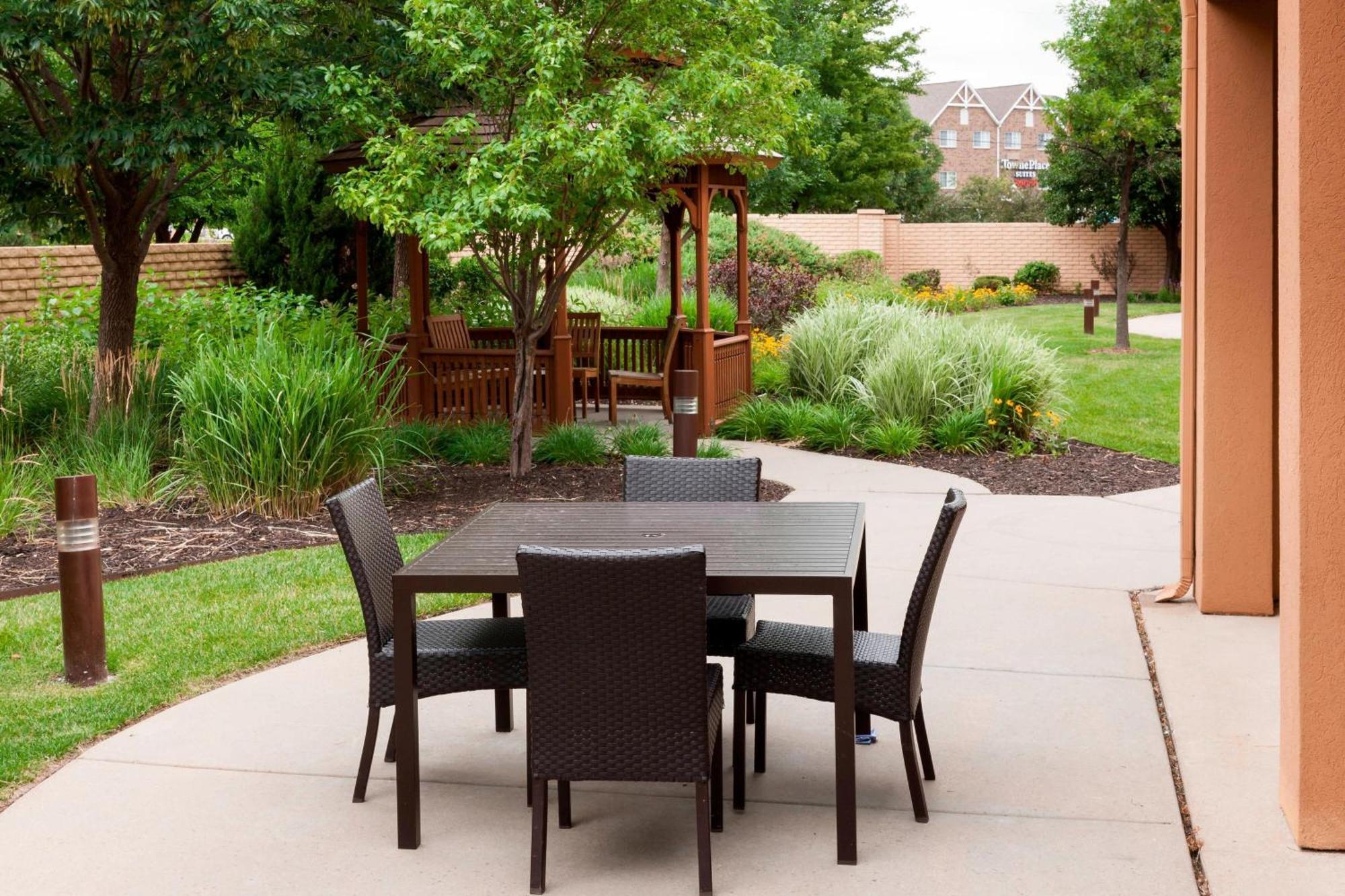 Courtyard By Marriott Wichita East Exterior foto