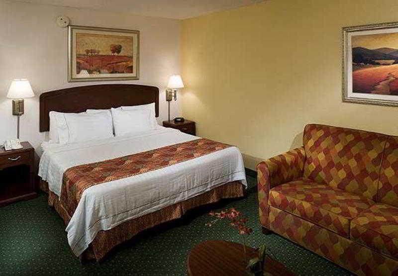 Courtyard By Marriott Wichita East Exterior foto