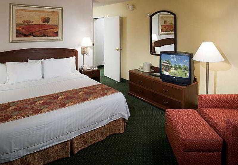 Courtyard By Marriott Wichita East Exterior foto
