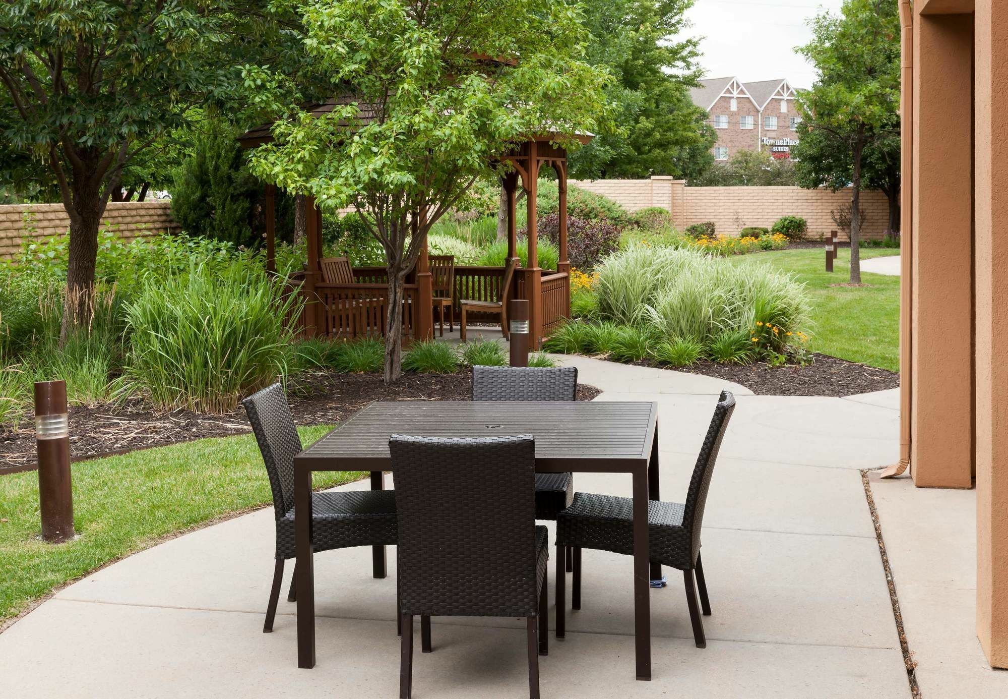 Courtyard By Marriott Wichita East Exterior foto